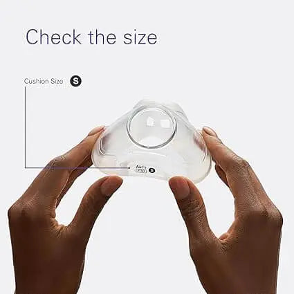 Image showing hands holding an Airfit F30 cushion size S, emphasizing the check for correct size.